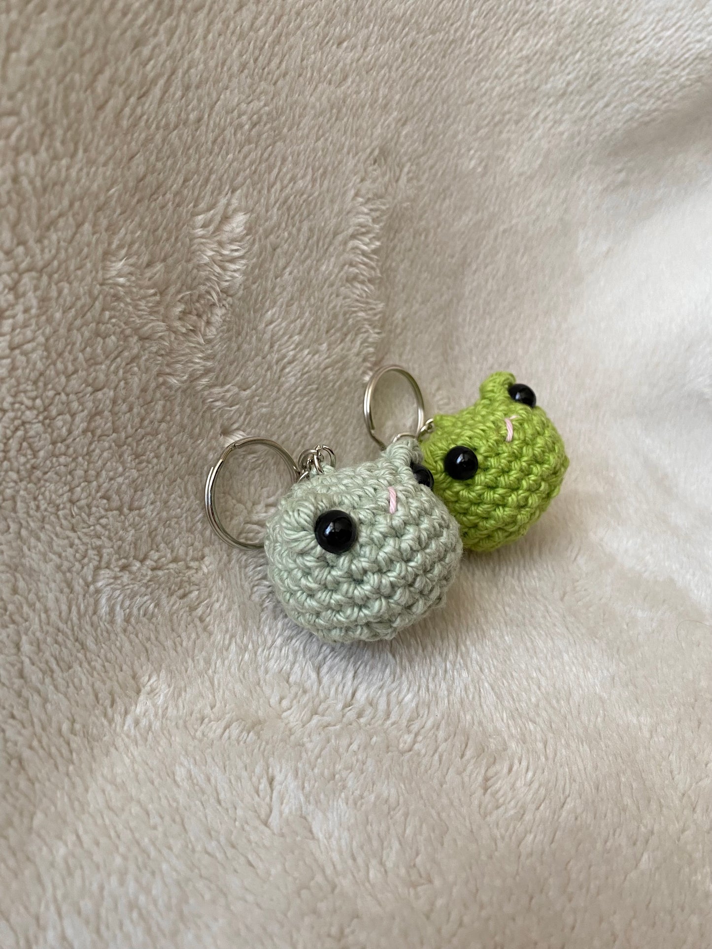 Crochet cute frog keyring green
