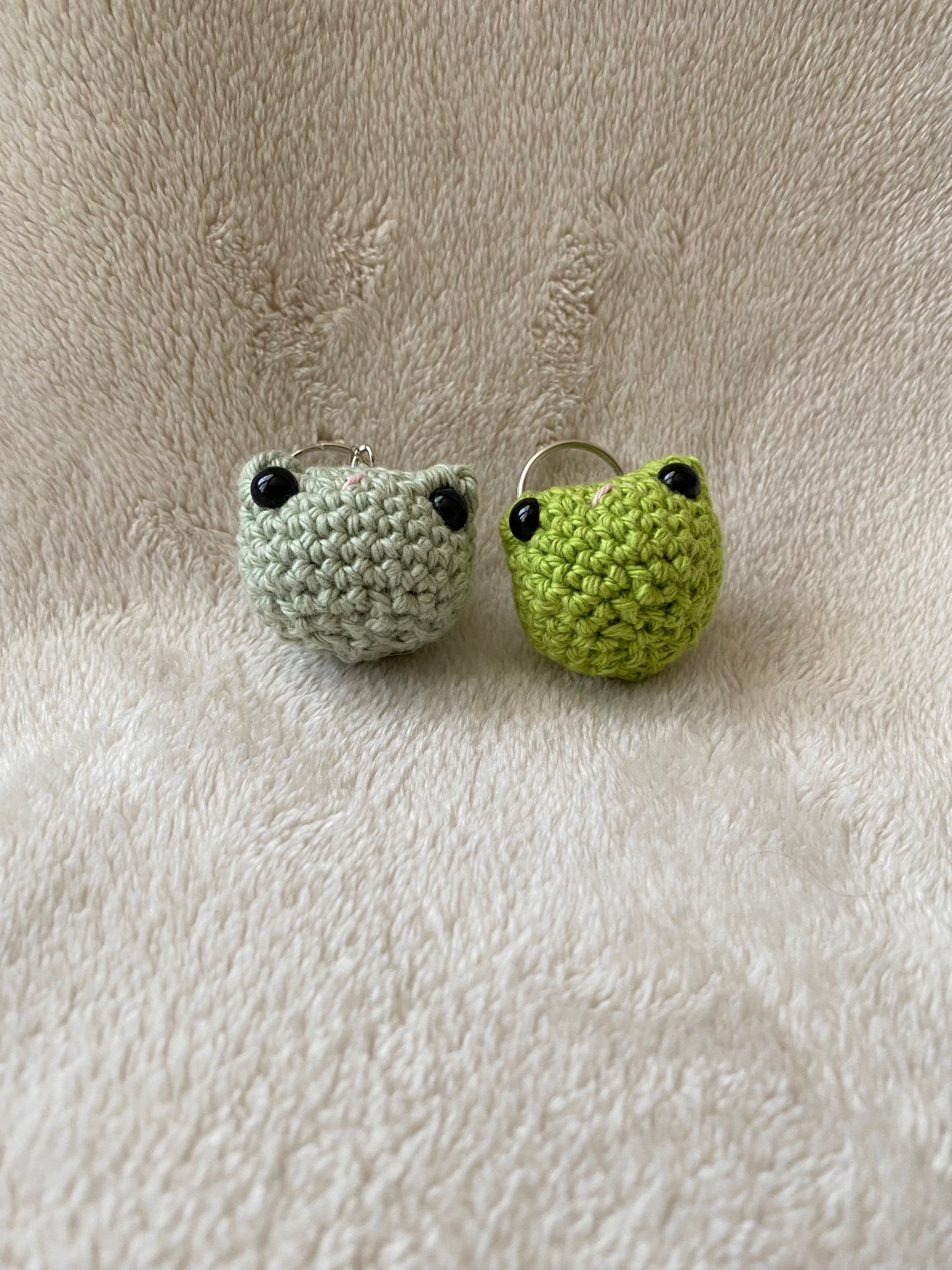 Crochet cute frog keyring green