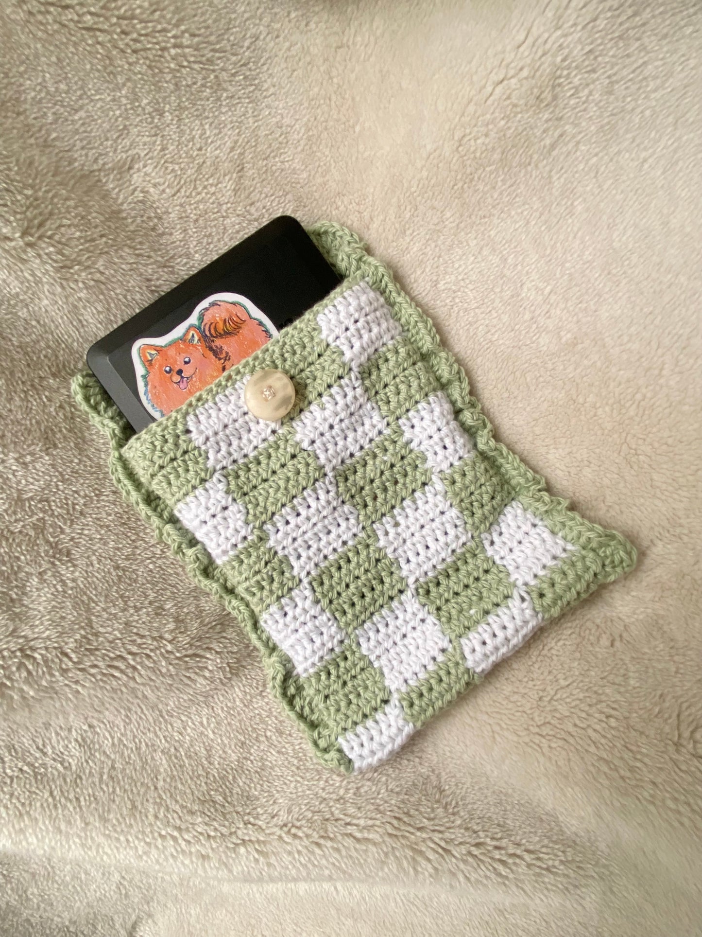 Crocheted kindle sleeve chequered green and white with beige button